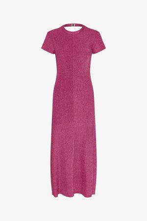 Pikakleid, mis on valmistatud ribakudumist; lühikesed varrukad ja ümmargune kaelus; sile tekstuur ja peen sära.