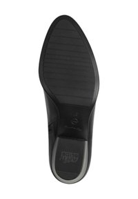 Semelle de chaussure noire avec une surface en caoutchouc texturé, présentant des rainures horizontales et un contour de talon prononcé. Comprend le logo de la marque et le marquage de la taille.