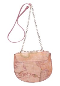 Borsa a tracolla stampata con mappa, dalla forma curva, realizzata in materiale strutturato. Presenta una tracolla in catena metallica e un accento in pelle liscia rosa.