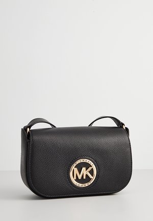 Czarna, teksturowana skórzana torba na ramię z pozłacaną plakietką z logo Michael Kors umieszczoną na środku przedniej klapy, na jednolitym białym tle.
