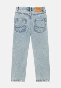 Φωτεινό γαλάζιο τζιν με ίσια γραμμή στο παντελόνι, που διαθέτει δύο πίσω τσέπες και δερμάτινη ετικέτα στη μέση.