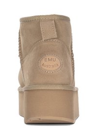 Beżowe zamszowe botki za kostkę z zaokrąglonym noskiem i grubą platformą. Posiadają logo EMU Australia oraz dekoracyjne przeszycia po bokach.