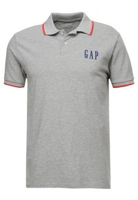 Polo gris en mélange de coton avec des accents rouges sur le col et les manches. Présente un logo bleu "GAP" sur la poitrine gauche.