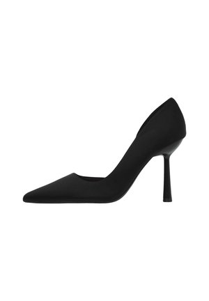 Chaussure à talon aiguille noire en matériau lisse, avec un bout pointu et un talon mince. Design simple sans motifs ou accents visibles.