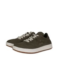 Sneakers in canvas verde oliva con cuciture bianche, punta rotonda e lacci beige. Presentano una suola in gomma con accenti maculati e dettagli del logo.