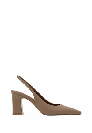 Escarpin beige à bout pointu avec bride arrière, talon bloc et finition lisse, conçu pour les occasions formelles ou professionnelles féminines.