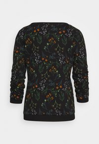 Maglietta nera a maniche lunghe con un motivo floreale colorato che presenta piccoli fiori e foglie arancioni, bianchi e verdi, vista dal retro.
