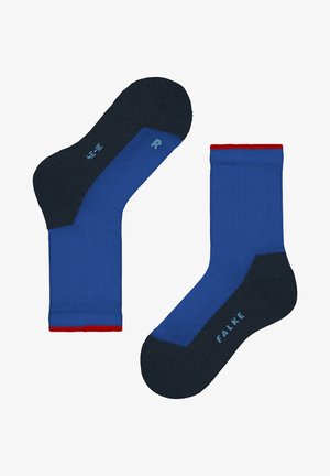 Zwei Socken mit blauem Körper, dunkelblauem Fersen- und Zehenbereich sowie rotem Bündchen. Gerippte Textur mit "FALKE" auf einer Socke gedruckt.