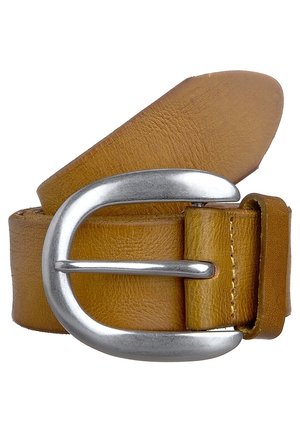 Gerollter brauner Ledergürtel mit großer silberner ovaler Schnalle und Lederschlaufe zum Befestigen.