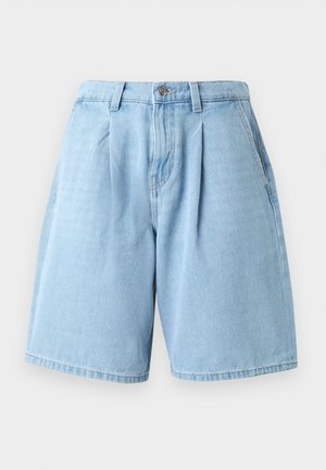 Shorts en denim bleu clair avec une coupe décontractée, dotés de plis à l'avant, de passants de ceinture et d'un style classique à cinq poches.