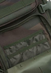 Kamuszos hasznosítótáska több rekesszel; cipzáros záródással, taktikai pántokkal és zöld árnyalatú, strukturált anyaggal rendelkezik.