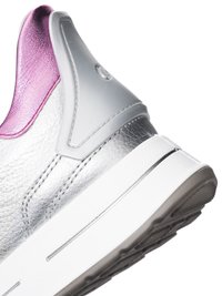 Metallic-silberner Sneaker-Absatz mit rosa Innenfutter, weißer Sohle und grauem Außenmaterial, zeigt strukturiertes Material und Nahtdetails.