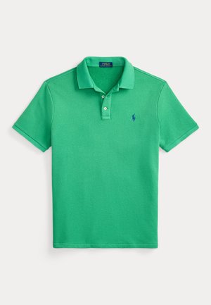 Camiseta polo verde de manga corta con dos botones y un pequeño logo azul bordado en el pecho izquierdo.