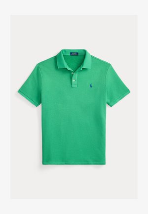 Camiseta polo verde de manga corta con dos botones y un pequeño logo azul bordado en el pecho izquierdo.