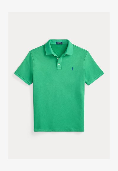 Πράσινο κοντομάνικο πόλο πουκάμισο με δύο κουμπιά και μικρό μπλε κεντητό λογότυπο στο αριστερό στήθος.