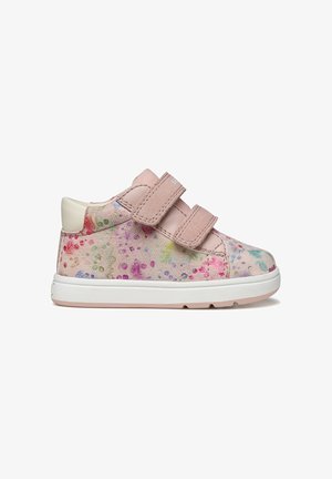 Zapatillas deportivas de color rosa claro con patrones florales en varios colores, con dos tiras de velcro y suela blanca. Textura de cuero suave.