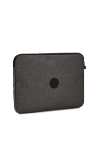 Housse pour ordinateur portable en tissu gris avec une surface texturée, comportant un logo circulaire sur le devant et une fermeture éclair noire le long du bord supérieur.