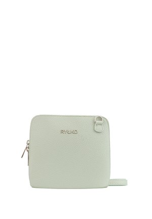 Borsa a tracolla in pelle verde menta con finitura testurizzata, chiusura con zip e un anello per cinturino regolabile. Logo del marchio visibile sul fronte.