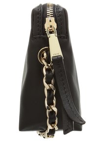 Musta nahkainen clutch-laukku, jossa on kultainen vetoketju ja ketjuolkaiminen hihna. Laukku on jämäkästi muotoiltu ja sileäpintainen, korostaen eleganssia ja käytännöllisyyttä.