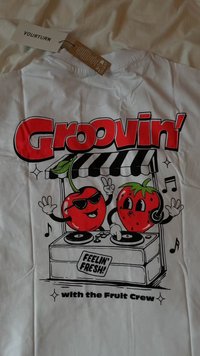 Witte T-shirt met een kleurrafische afbeelding van twee cartoonvruchten, een kers en een aardbei, met een DJ draaitafel en de tekst "Groovin'".