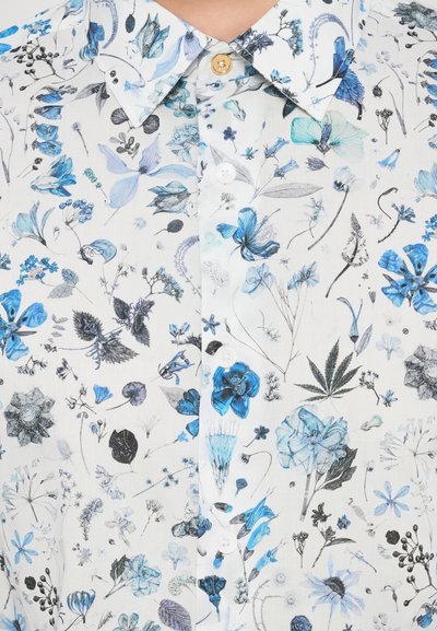Fehér ing kék virágmintával, különböző virágokkal és levelekkel. Gallérral és gombokkal rendelkezik, puha tapintású.