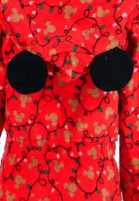 Indumento rosso, morbido, con cappuccio e accenti circolari neri. Presenta un motivo di teste di Mickey Mouse marroni e luci natalizie colorate.