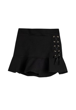 La falda mini negra de corte acampanado cuenta con una tela texturizada, cinturilla elástica y cordones decorativos con ojales dorados en un lado.