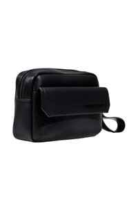 Borsa da polso in pelle nera con scomparto principale con zip e tasca frontale con pattina, mostrata su uno sfondo bianco.