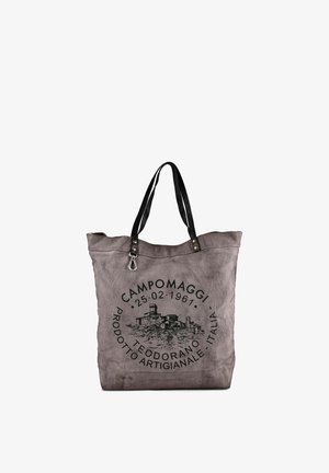 Grijze canvas draagtas met zwarte handvatten met een rond logo van een gebouw en tekst "Campomaggi 25.02.1961 Teodorano Prodotto Artigianale Italia."