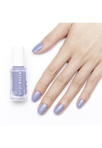 Smalto per unghie di un delicato lavanda chiaro in una bottiglia trasparente con tappo bianco. Le unghie sono lisce, uniformemente coperte e presentano una forma arrotondata.