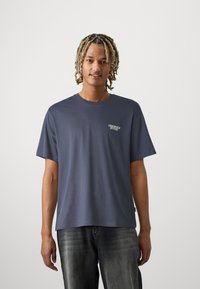 Jack & Jones JORBROOKLYN BACK CREW NECK - Μπλουζάκι με στάμπα - nightshadow blue