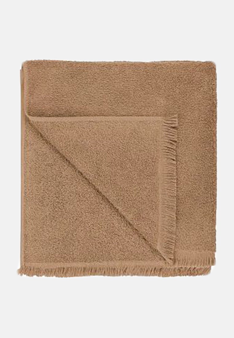 Braunes Frotteetuch mit einer weichen Textur, das einen fransigen Rand und eine gefaltete Ecke aufweist, mit einer Größe von etwa 65x65 cm.
