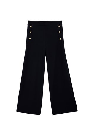Czarne spodnie o szerokich nogawkach z wysokim stanem i dwoma pionowymi rzędami po trzy złote guziki przy biodrach na białym tle.