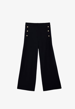Czarne spodnie o szerokich nogawkach z wysokim stanem i dwoma pionowymi rzędami po trzy złote guziki przy biodrach na białym tle.