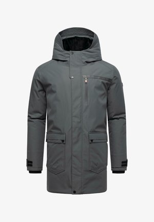 Grijze waterdichte jas met een capuchon, voorzien van een frontaal rits, meerdere zakken en verstelbare manchetten. Gladde textuur en eenvoudig ontwerp.