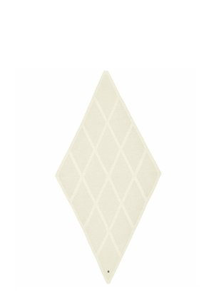 Cremefarbener, diamantförmiger Teppich mit einem subtilen geometrischen Muster aus sich überlappenden Diamanten und einem kleinen runden Etikett in der unteren Ecke.