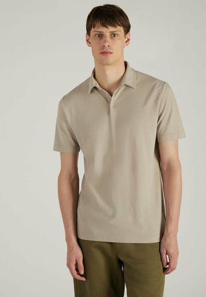 Licht beige polo shirt met een klassieke kraag, korte mouwen en twee knopen. Draag het met olijfgroene broeken. Gladde textuur, casual ontwerp.