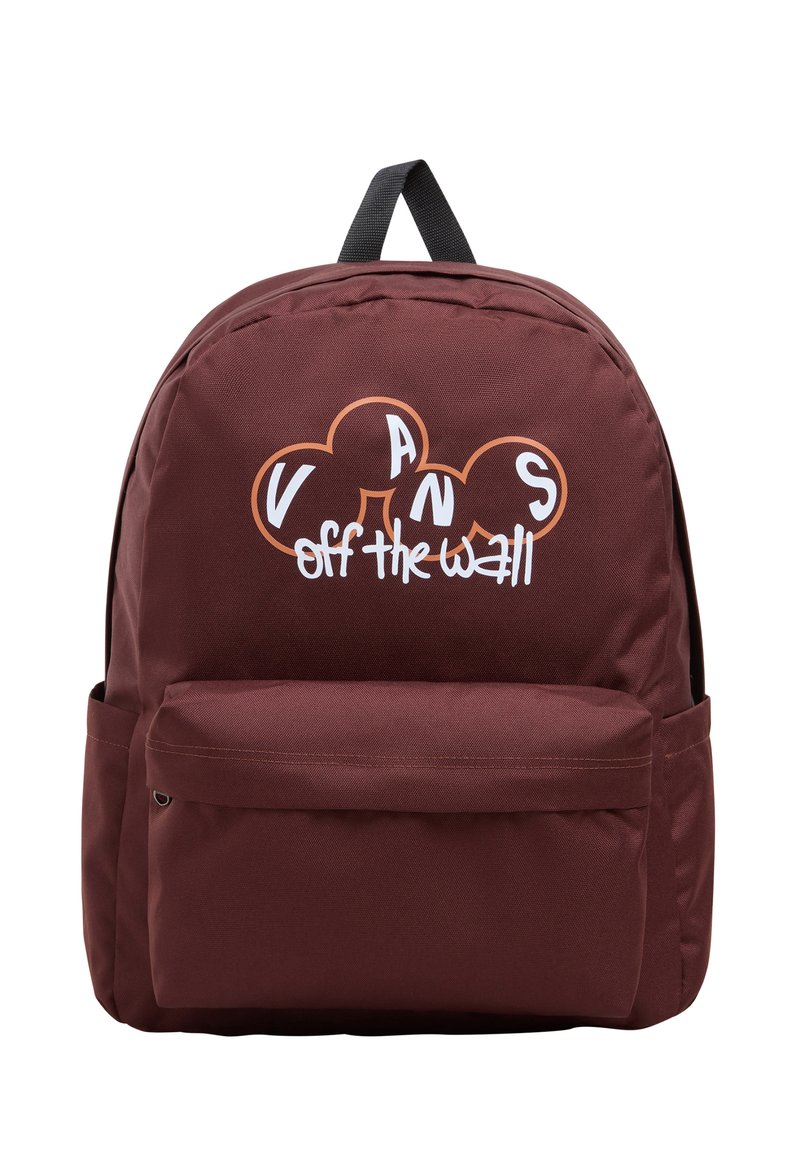Zaino marrone con una tasca frontale, realizzato in tessuto resistente. Presenta il logo "VANS off the wall" in scritte bianche e arancioni sulla parte frontale.