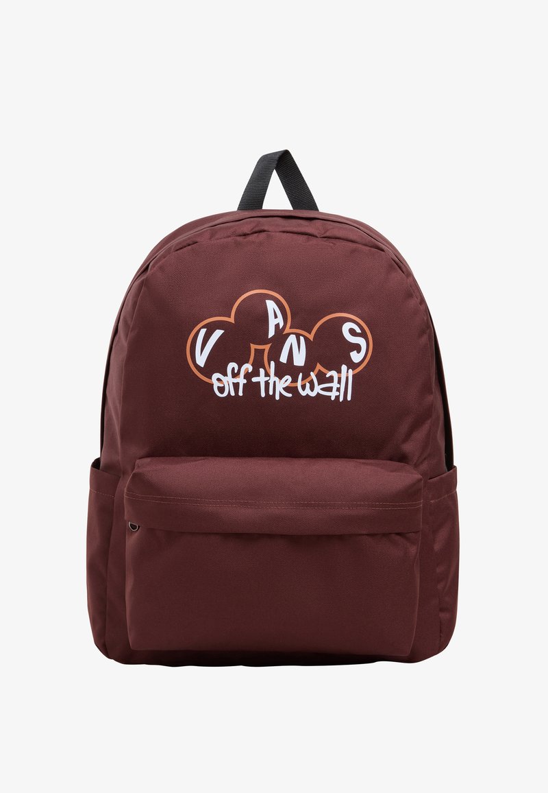 Mochila burdeos con un bolsillo frontal, hecha de un tejido duradero. Presenta el logotipo "VANS off the wall" en letras blancas y naranjas en la parte frontal.