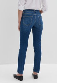 Blauwe denim jeans met een slim fit, voorzien van een hoge taille, vijf zakken en contrasterende stiksels. Soepele textuur en rechte pijpen.