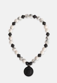 Karoliukų kaklo papuošalas, kuriame yra baltų marmurinių ir juodų geometrinių karoliukų, su juodu apvaliu pakabuku, įspaustu raidė „B.“