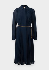 Μπλε ναυτικού, μακρυμάνικο, πλισέ μίντι φόρεμα με γιακά, κουμπωμένη μπροστά και λεπτή χρυσή αλυσίδα στη μέση.