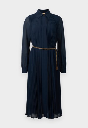 Vestido midi de pliegues de manga larga en azul marino con cuello, frente abotonado y delgado cinturón de cadena dorada en la cintura.