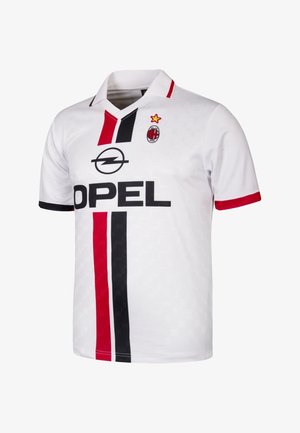 Witte voetbalshirt met een gestructureerd patroon, rode en zwarte verticale strepen, zwart "OPEL" logo en AC Milan-embleem met een ster.