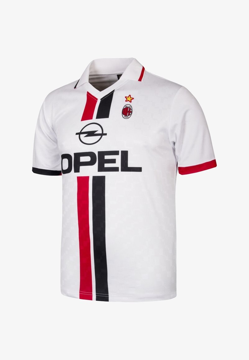 Witte voetbalshirt met een gestructureerd patroon, rode en zwarte verticale strepen, zwart "OPEL" logo en AC Milan-embleem met een ster.