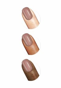 Tre neglelakprøver vist på fingre: lys beige, mellembrun og dyb brun, alle med en subtil shimmer-finish.