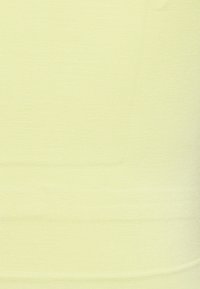 Camisola de alças ajustada amarelo claro, feita de tecido canelado, com uma textura suave e um design sem emendas, sem ferragens ou detalhes visíveis.