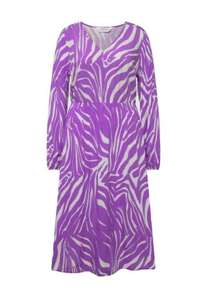 Langes lila Kleid mit einem weißen Zebra-Streifenmuster. Mit einem V-Ausschnitt und einem elastischen Bund für eine figurbetonte Passform. Hergestellt aus leichtem Stoff.