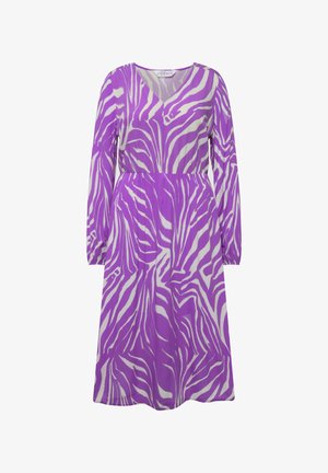 Fioletowa sukienka z długim rękawem w biało-czarny wzór zebra. Posiada dekolt w kształcie litery V oraz elastyczny pas, który zapewnia dopasowany wygląd. Wykonana z lekkiego materiału.