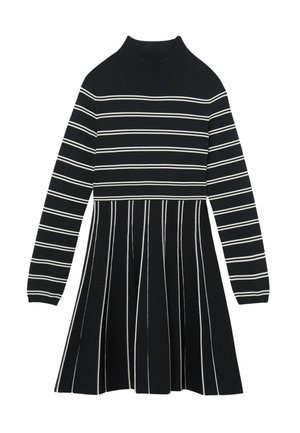 Vestido negro de manga larga con rayas horizontales blancas en la parte superior y rayas verticales en la falda acampanada, con un cuello alto acanalado.